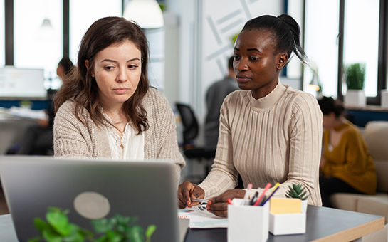 Deux femmes devant un ordinateur