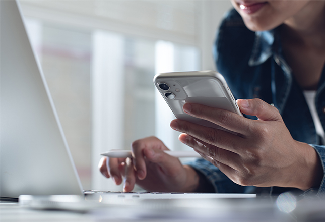 Personne devant ordinateur et portable