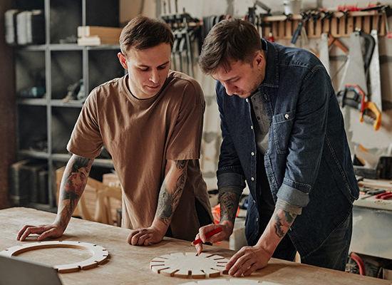 jeune en formation avec professionnel