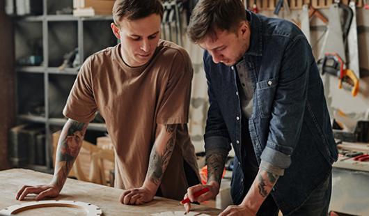 jeune en formation avec professionnel