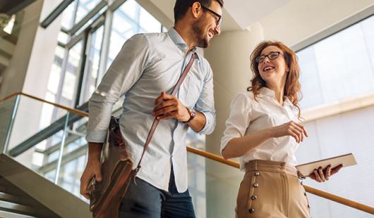 responsable formation dans des escaliers